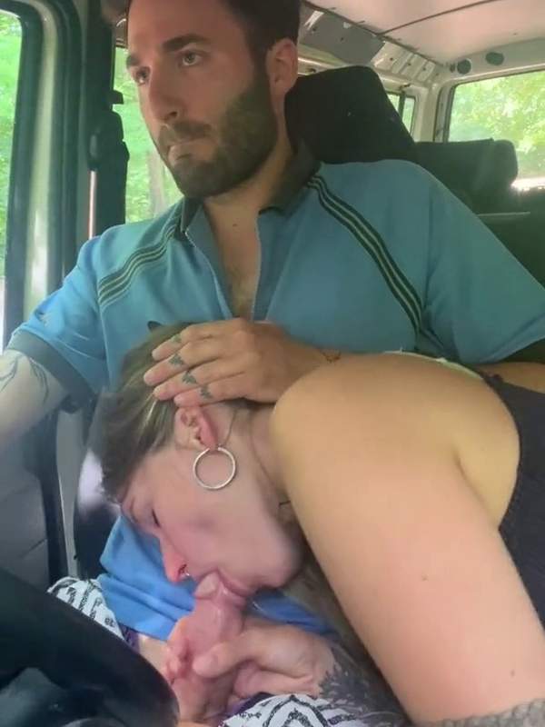 Sie lutscht und spritzt im Auto