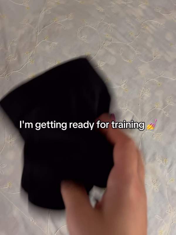 Brünette in Leggings zeigt Arsch im Fitnessstudio