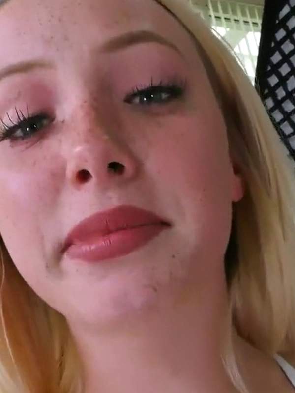 Nahaufnahme Teen aus EigenerSicht lutscht Cock