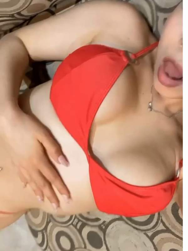Model zeigt Unterwäsche und wird von Amateur geneckt