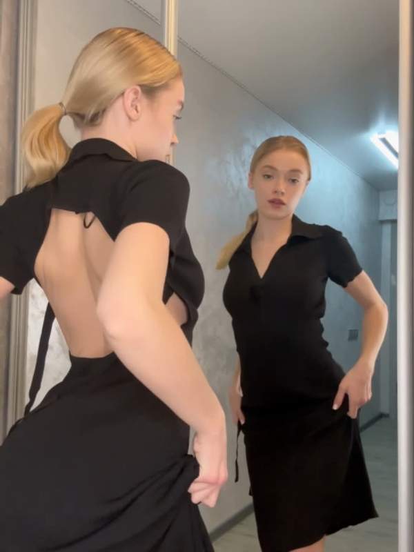 Perfektes blondes Mädchen mit kleinen Titten