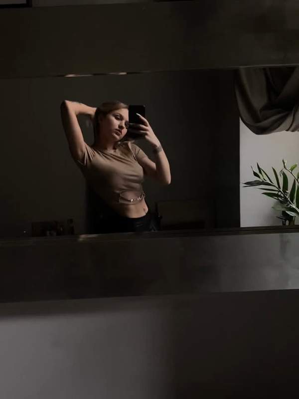 Blonde Schönheit mit Tätowierung zeigt ihre großen Titten im Solo-Video