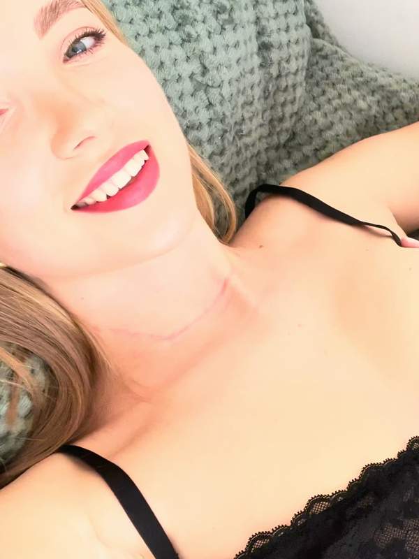 Blonde Mutter wird mit Vibrator gefickt und kommt im Vollkörper-Squirt