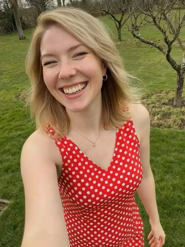 Blonde Frau in Bluse wird draußen gefickt