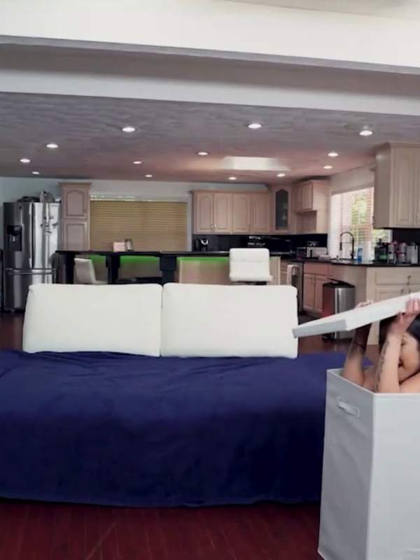 Niedliche Amateur Teenage Mädchen lutschen und ficken auf der Couch