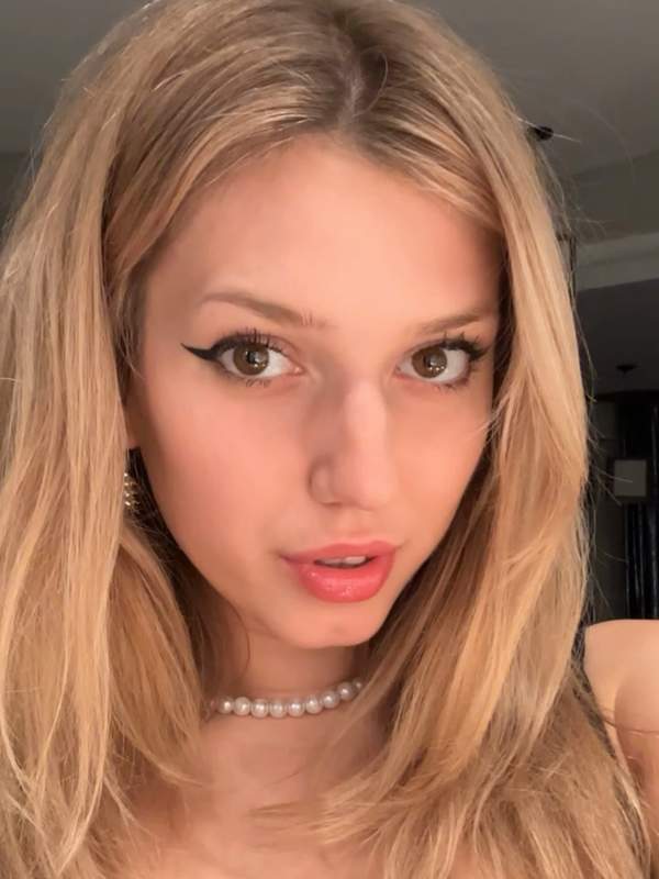 Blonde Amateurin zeigt zierlichen Arsch in Höschen