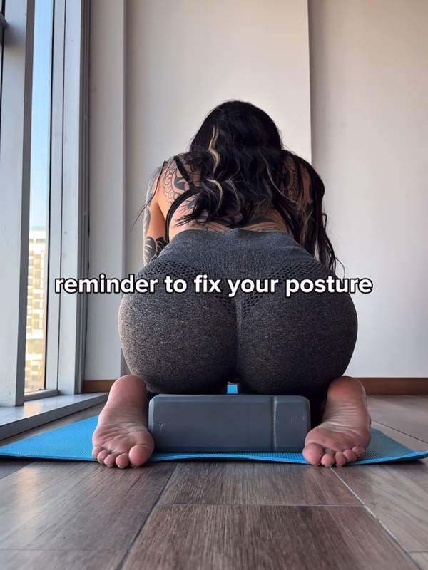 Tätowierte Mädchen macht Yoga und neckt