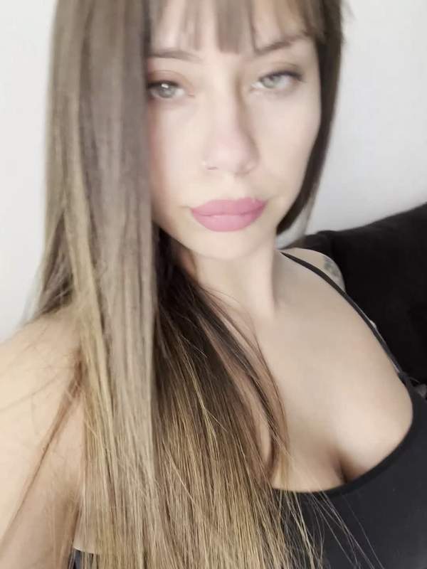 Tätowierte Sexy Latina zeigt nur ihre großen Titten