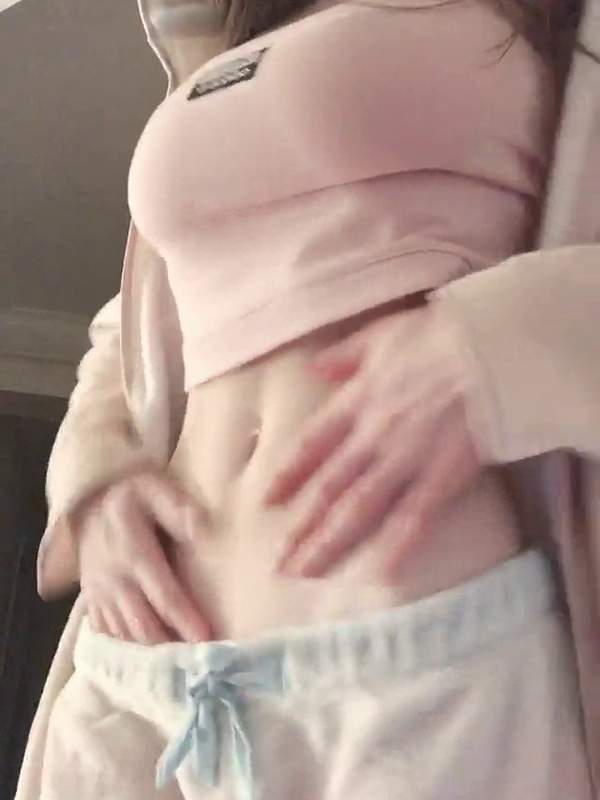 Amateurin zeigt Busen und feuchte Muschi