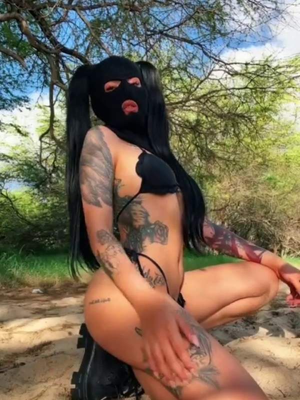 Brünette lutscht und fickt auf Sand