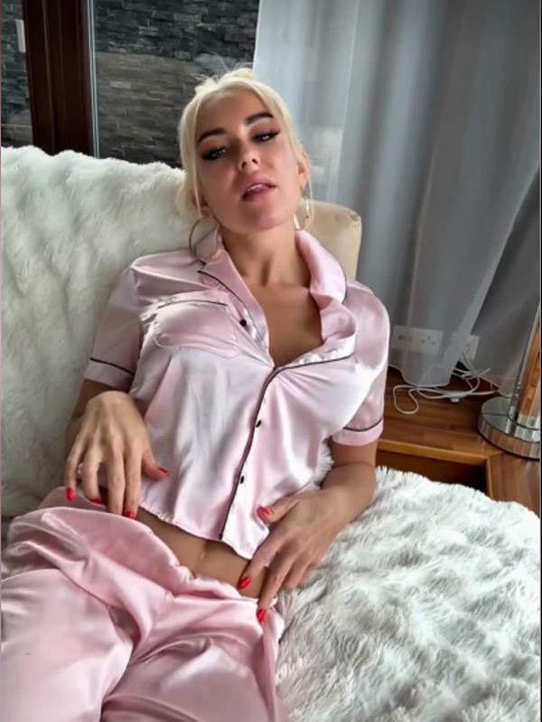 Blonde Teen mit künstlichen Brüsten und Tattoo zeigt nassen Anal-Solo