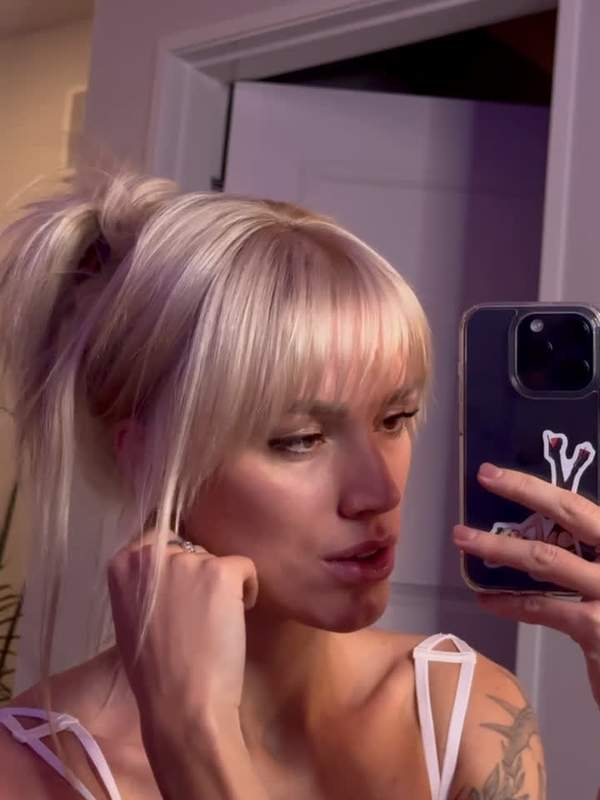 Blondes Mädchen wird von Amateurmann geprügelt