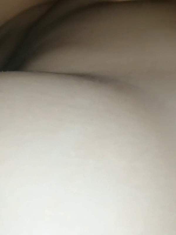 Amateurin hat große Titten, die nach dem Ficken mit Sperma tropfen.