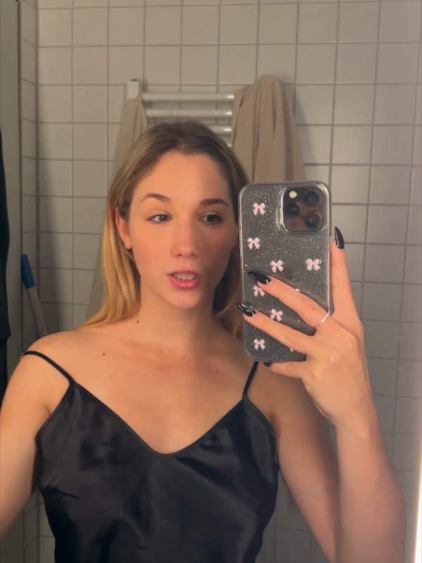 Blondes Mädchen zeigt sich in der Dusche