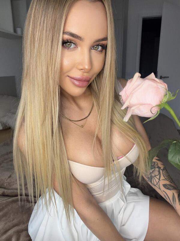 Blonde Amateur zeigt ihren Anus