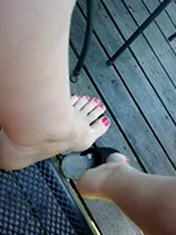 Tschechische Amateurfrau zeigt ihre Muschi auf Holzterrasse
