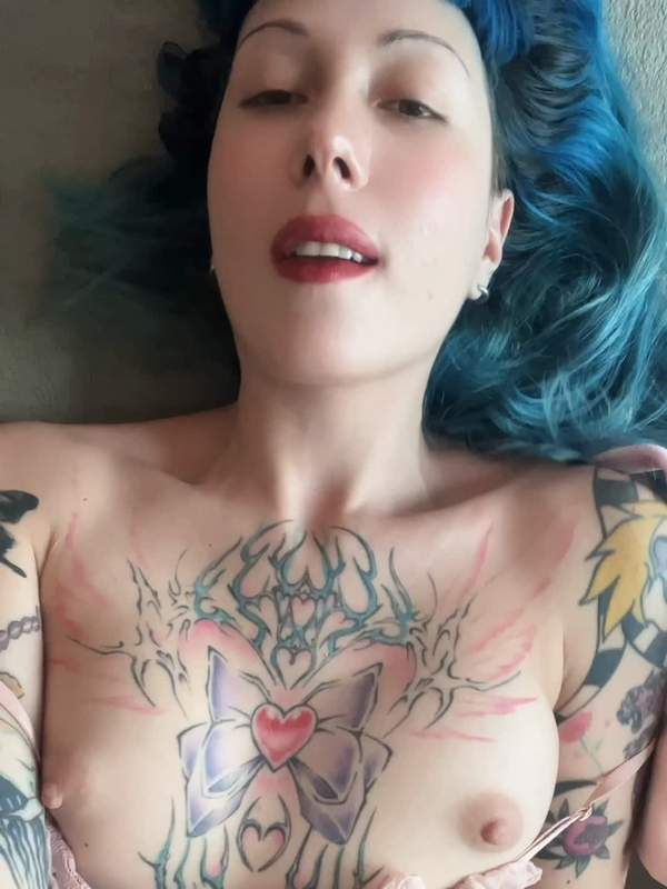 Süßes Mädchen mit blauen Haaren und Tätowierung zeigt Solo-Szene