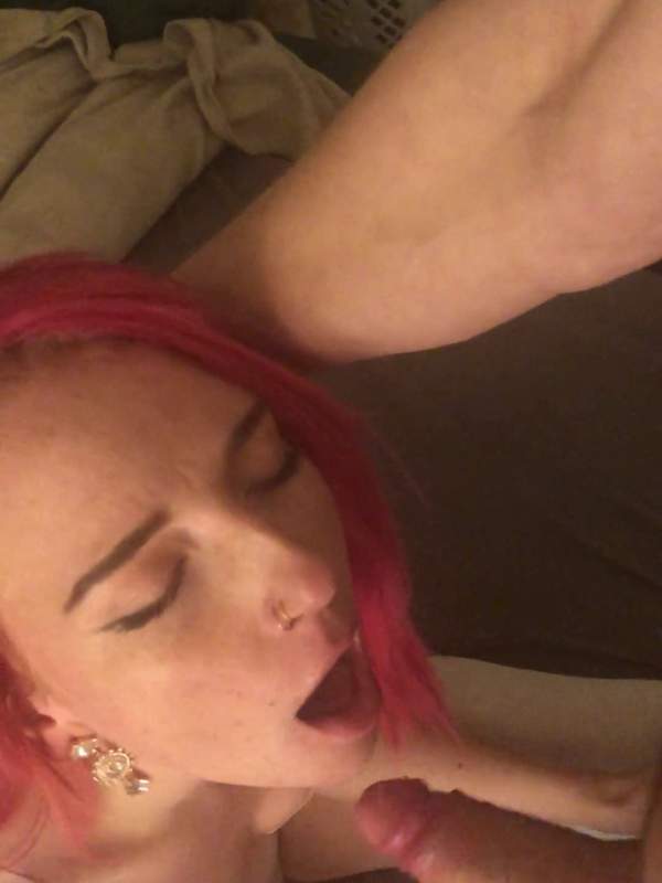 Gepierckte E-Girl mit roten Haaren lutscht Amateur