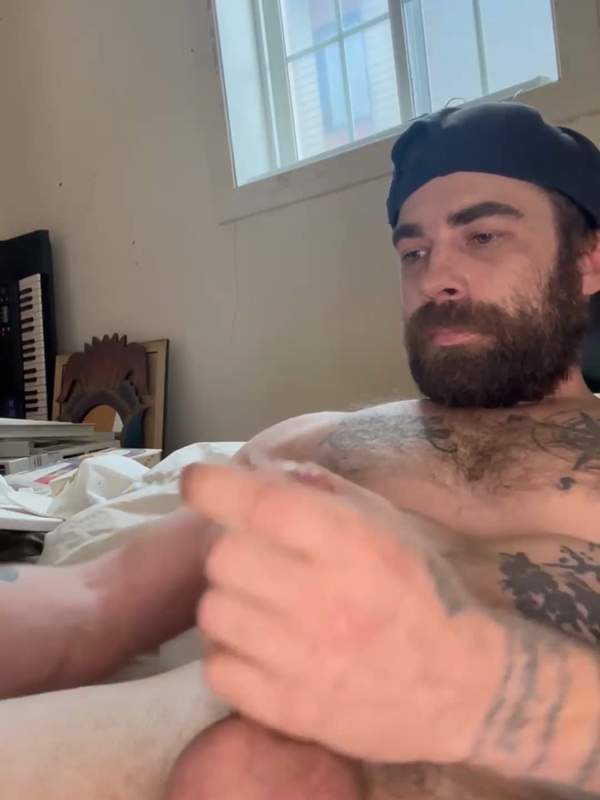 Sie wischt sich mit dem Finger ab und streichelt sich