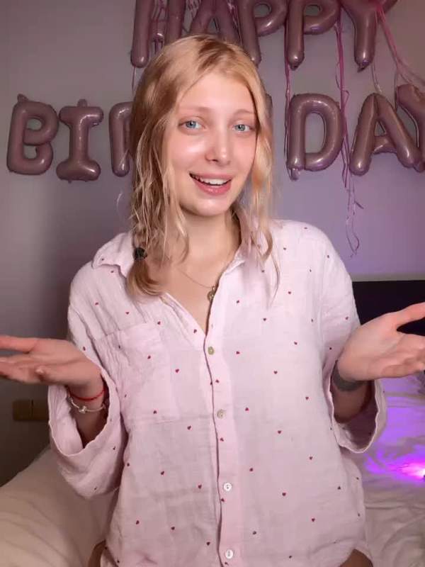 Blondes Mädchen feiert Geburtstag und wird gefickt