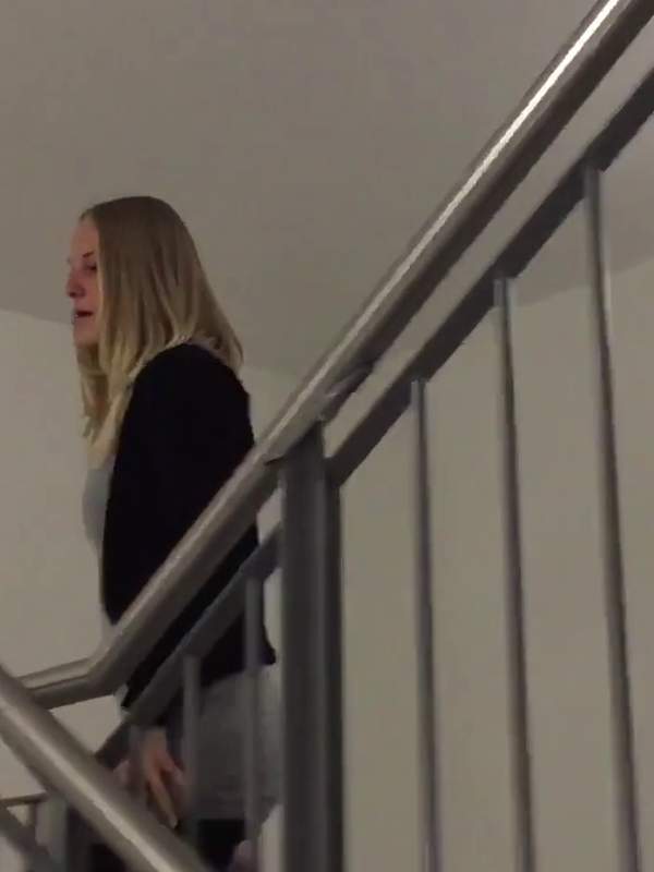 Blonde Deutsche Dame pissett öffentlich auf die Treppe