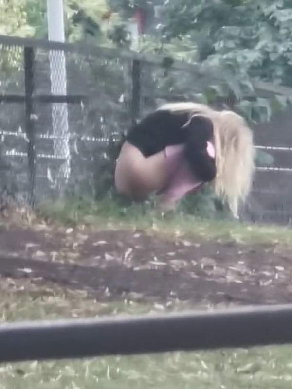 Sie pissen im Freien und zeigen ihren Spanner