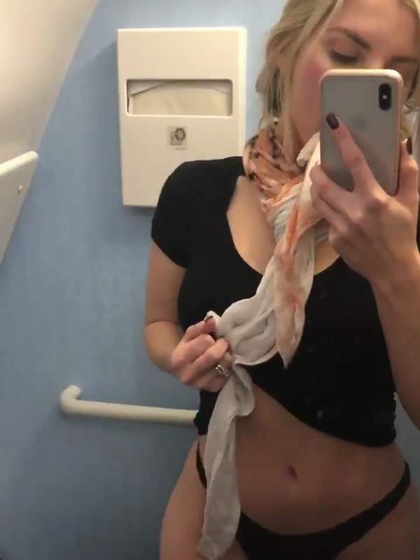 Blonde Mutter Ashley gibt tiefen Blowjob mit Speichel und Blickkontakt