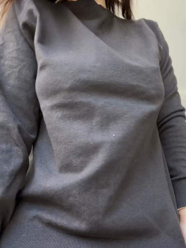 Niedliche Brünette mit Tätowierung neckt nurfansmodelle