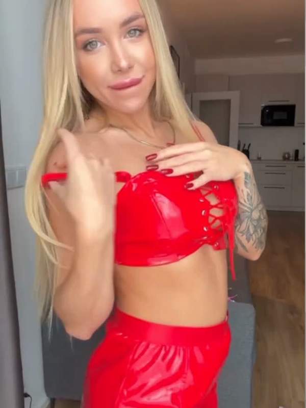 Blondine mit Tattoos und großen Brüsten zeigt nassen Arsch und Anal-Szene