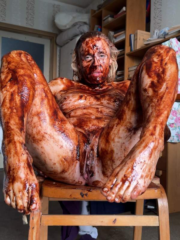 Blonde Mutter mit kleinen Titten isst Essen und lässt es durchsickern.