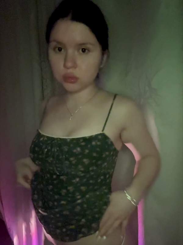 Junges Mädchen spielt Solo mit Dildo