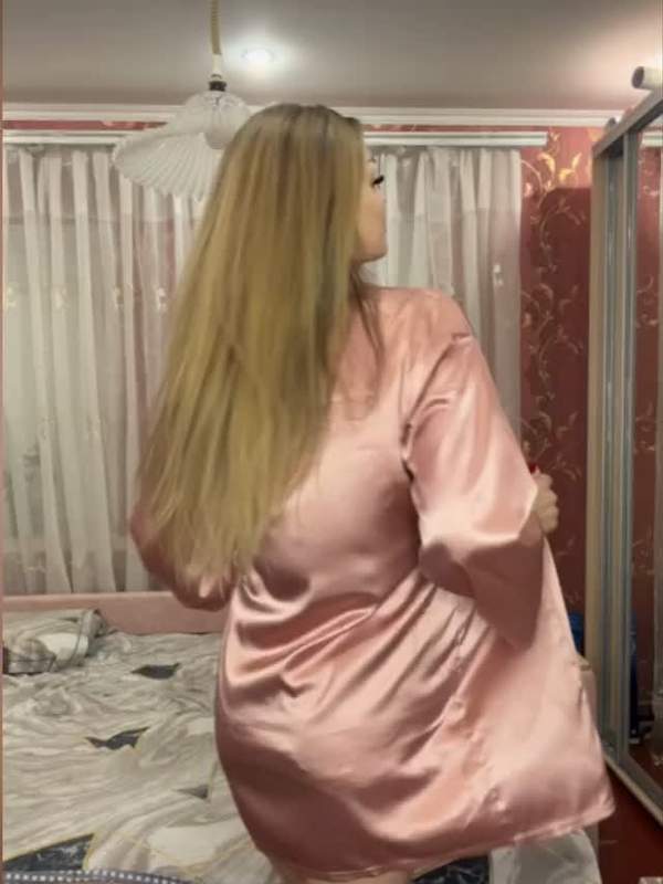Blonde Mutter zeigt nasse Muschi und Arsch