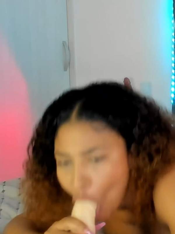 Praxis macht perfekt - Amateur Latina mit Dildo