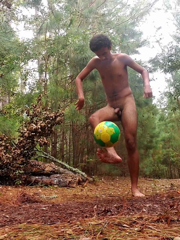 Er spielt Fußball nackt im Wald