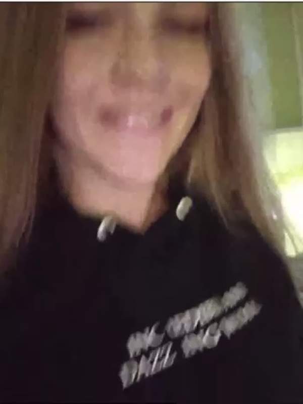 Blonde Blondine fickt ihren eigenen heißen Arsch