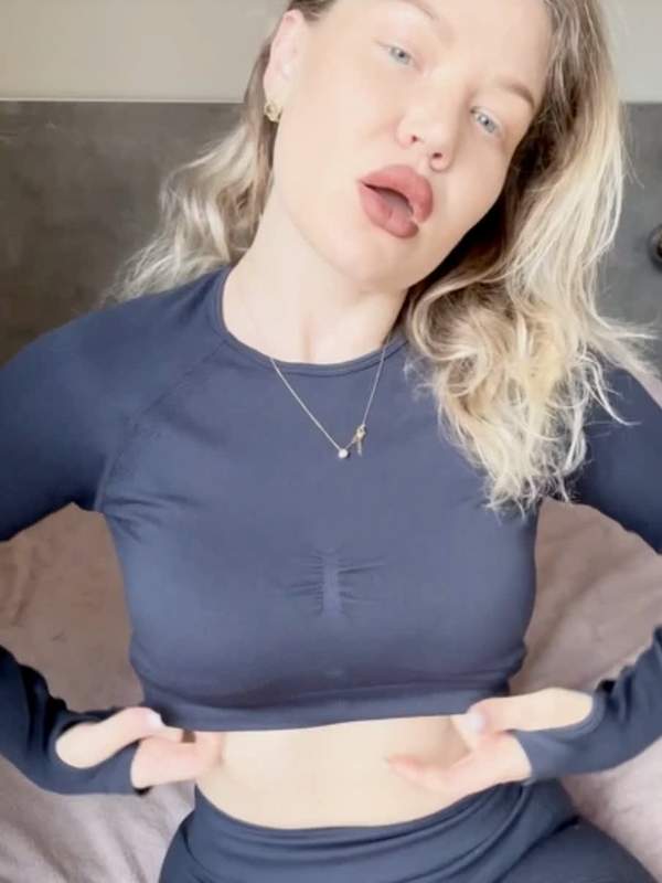 Nackte Mutter masturbiert sich aus eigener Sicht