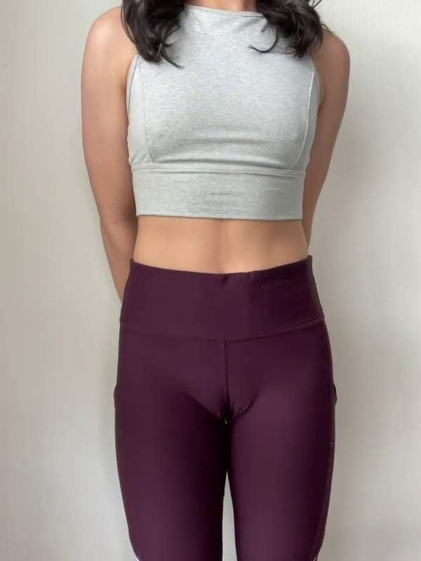 Niedliche Teenie mit rasiertem Kamel und roten Leggings