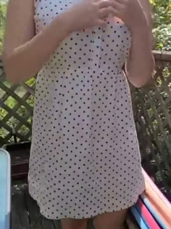 Amateurin zieht polka dot Kleid aus und zeigt feuchte Muschi