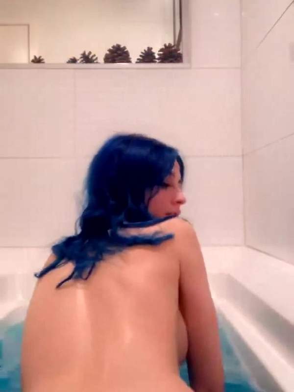Blondhaarige Frau masturbiert im Bad und fummelt ihren Arsch