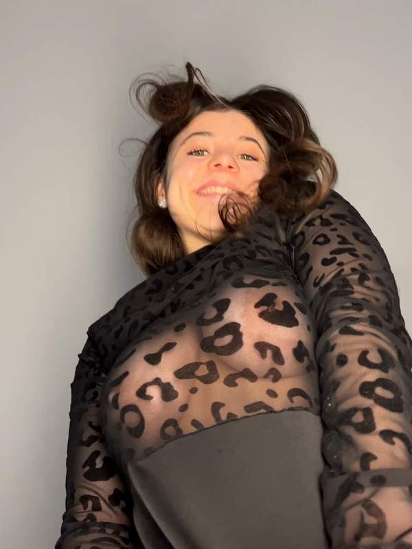 Brünette Kylie Freya zeigt nasse Muschi und heftende Brüste