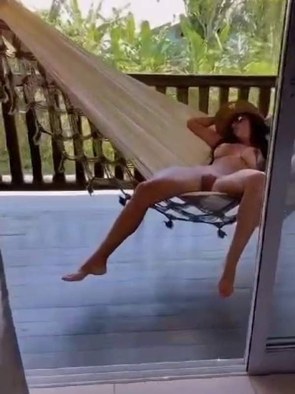 Amateurfrau liegt nackt draußen