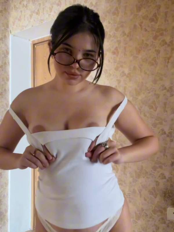 Brünette in Weißem Tanktop zeigt Arsch und Höschen