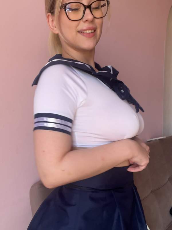 Blonde Amateur zeigt sich bereit für Oral und Anal