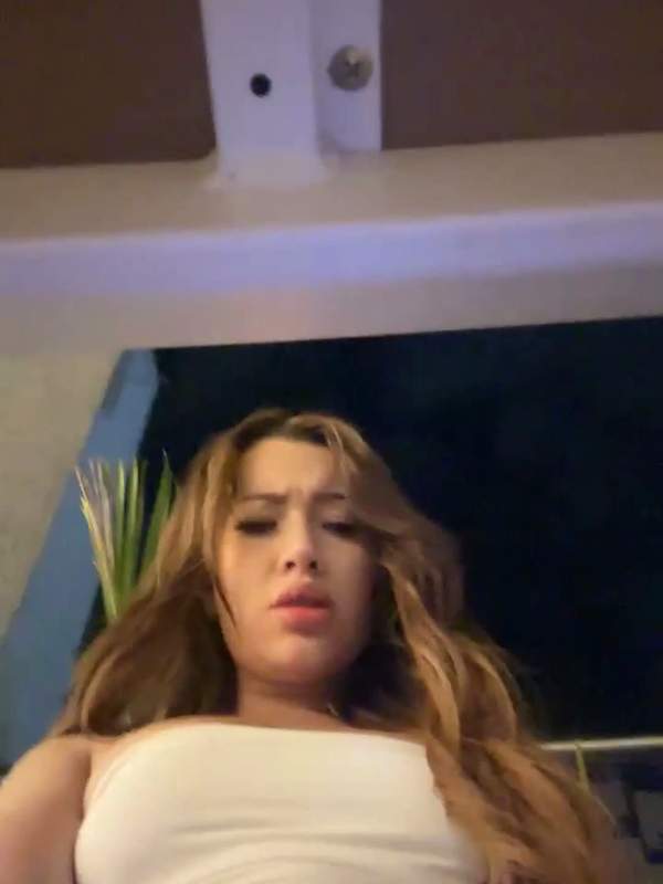 Lateinische Camgirl masturbiert mit gespreizten Beinen