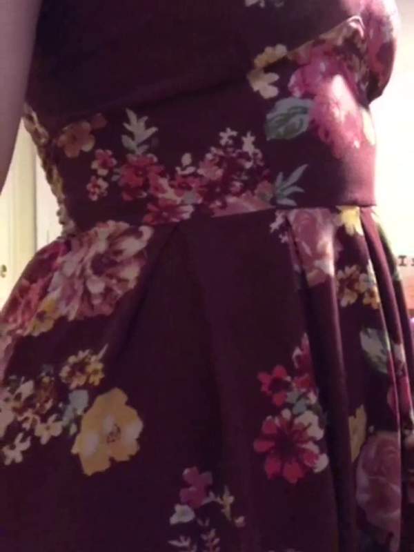 Amateur zeigt ihren großen Arsch im floralen Kleid