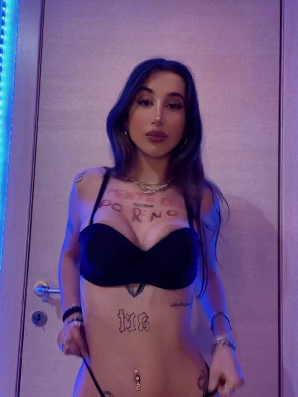 Brünette Teen in Bikini mit großen Titten