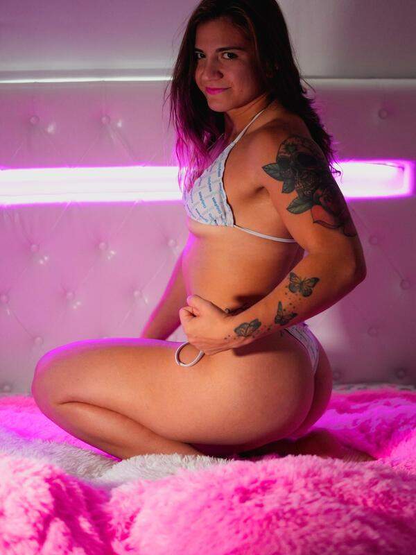 Ailin Perez zeigt sich nackt und mit durchsickernder Bikini-Szene