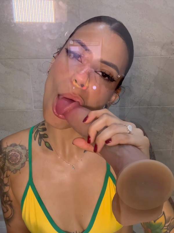 Lateinische Amateurin im Badezimmer mit Dildo