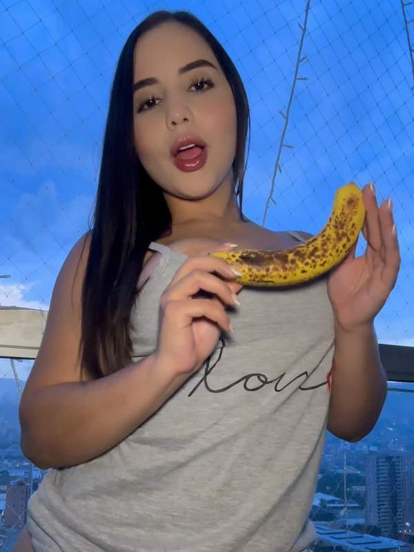 Gaby Ferrer auf dem Balkon mit Banane