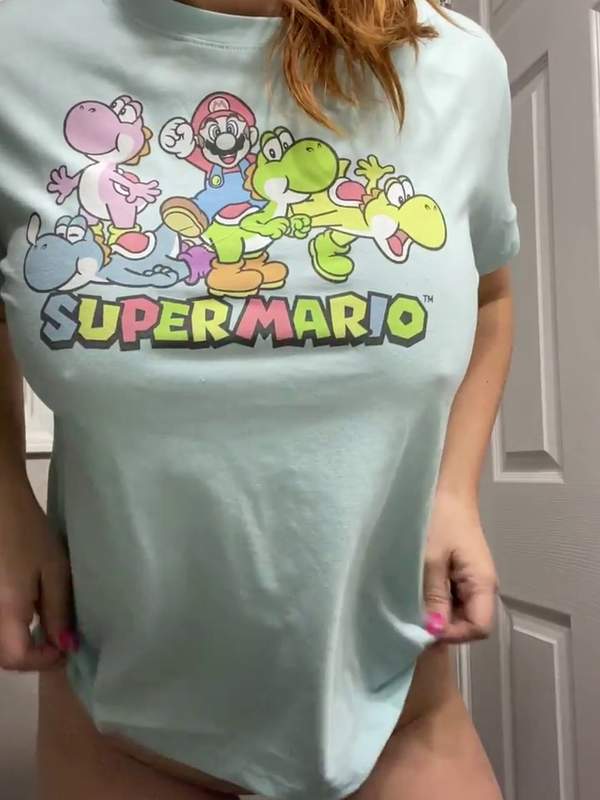 Hausfrau zeigt große Titten unter Mario-Shirt